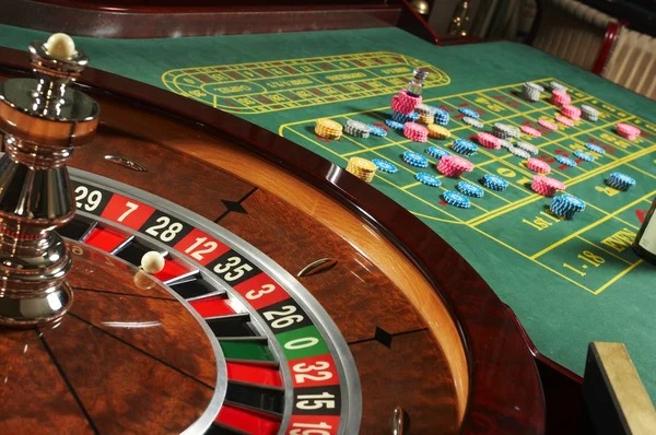 Close-up of roulette wheel spinning with live dealer announcements on ggtoto platform